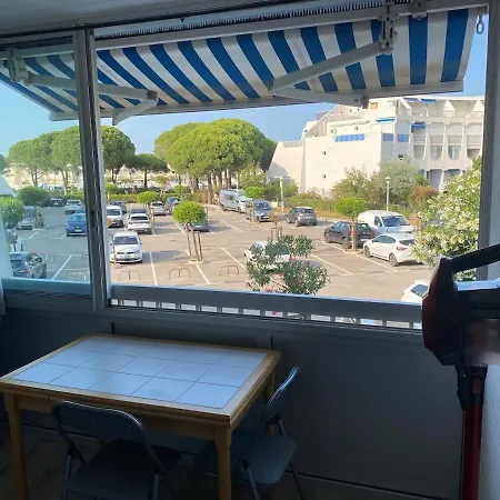 With Parking Le Grau-du-Roi