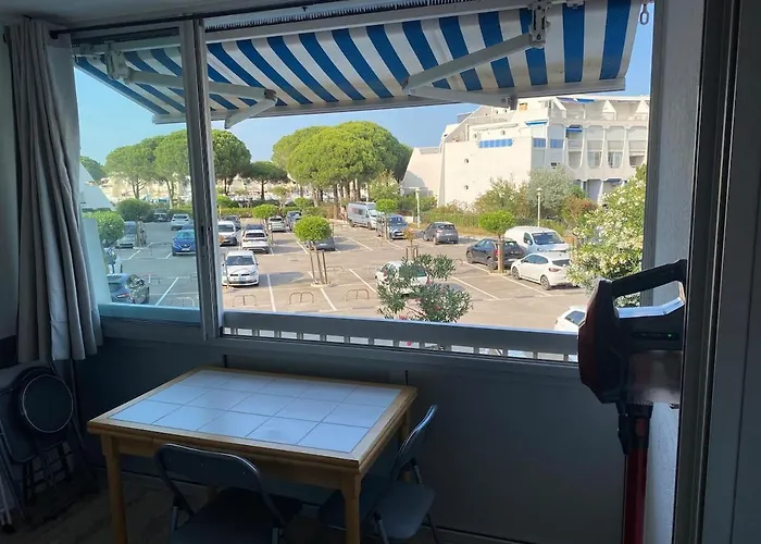 With Parking Le Grau-du-Roi